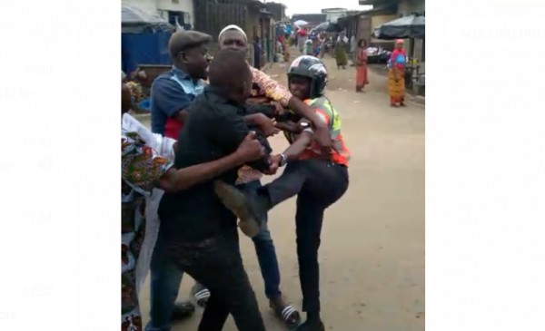 Vid O C Te D Ivoire Nouvelle Bagarre De Rue Avec Un Policier Pris