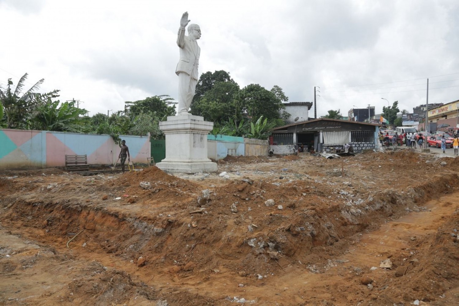 Côte d'Ivoire : Adjamé, des travaux d'aménagement en cours au carrefour Williamsville afin de restaurer la statue de feu Georges Djéni Kobina