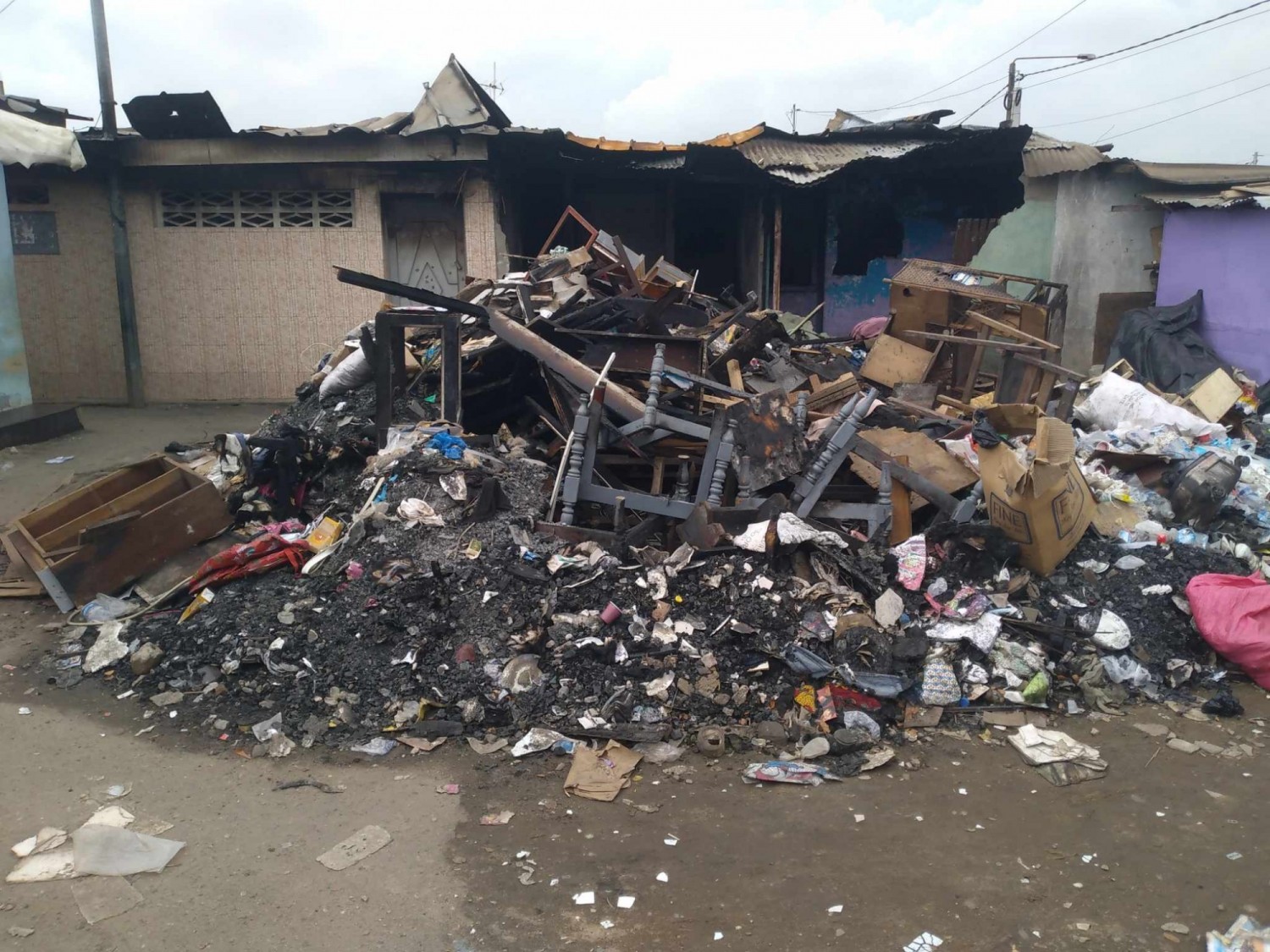 Côte d'Ivoire : Yopougon, les sinistrés  de l'incendie de la Sicogi du 05 mai en attente d'assistance cohabitent avec les décombres