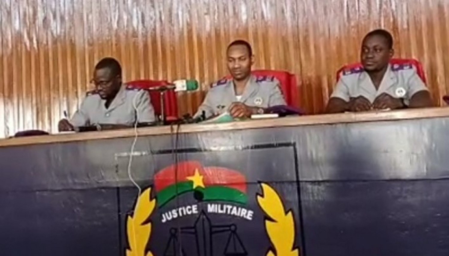 Burkina Faso : Mandat d'arrêt pour deux officiers, soupçonnés de complot, et réfugiés en Côte d'Ivoire