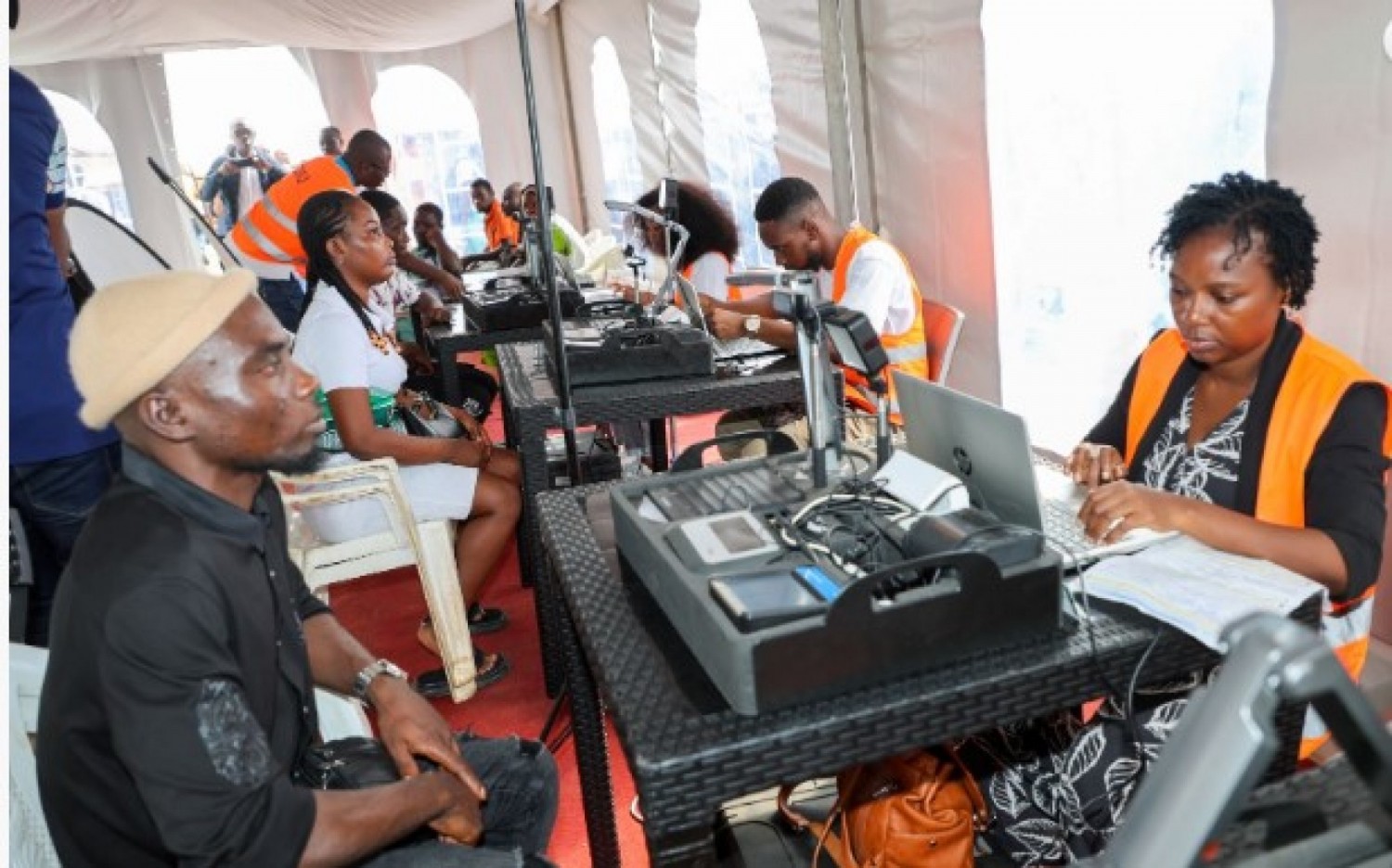 Côte d'Ivoire : Lancement des bureaux mobiles d'enrôlement et de retrait des cartes de la Couverture maladie universelle (CMU) afin de se rapprocher des populations