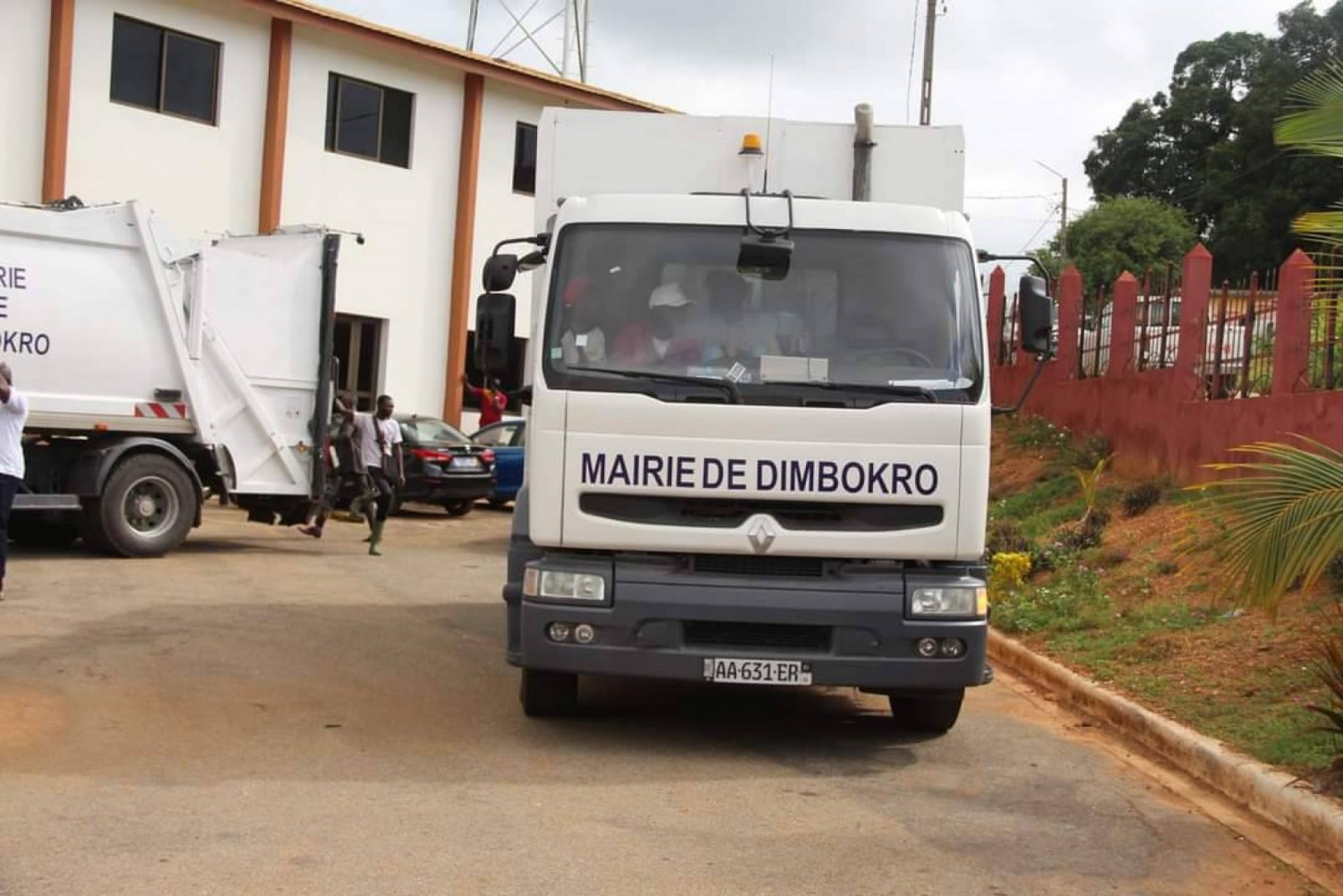 Côte d'Ivoire : Lutte contre l'insalubrité à  Dimbokro, le Maire Adama Coulibaly met à la disposition des populations  deux camions de ramassage d'ordures