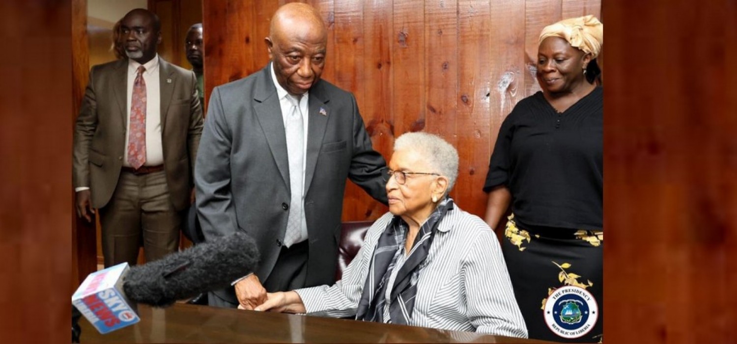 Liberia :  Boakai réconforte Sirleaf après le décès de son fils Charles