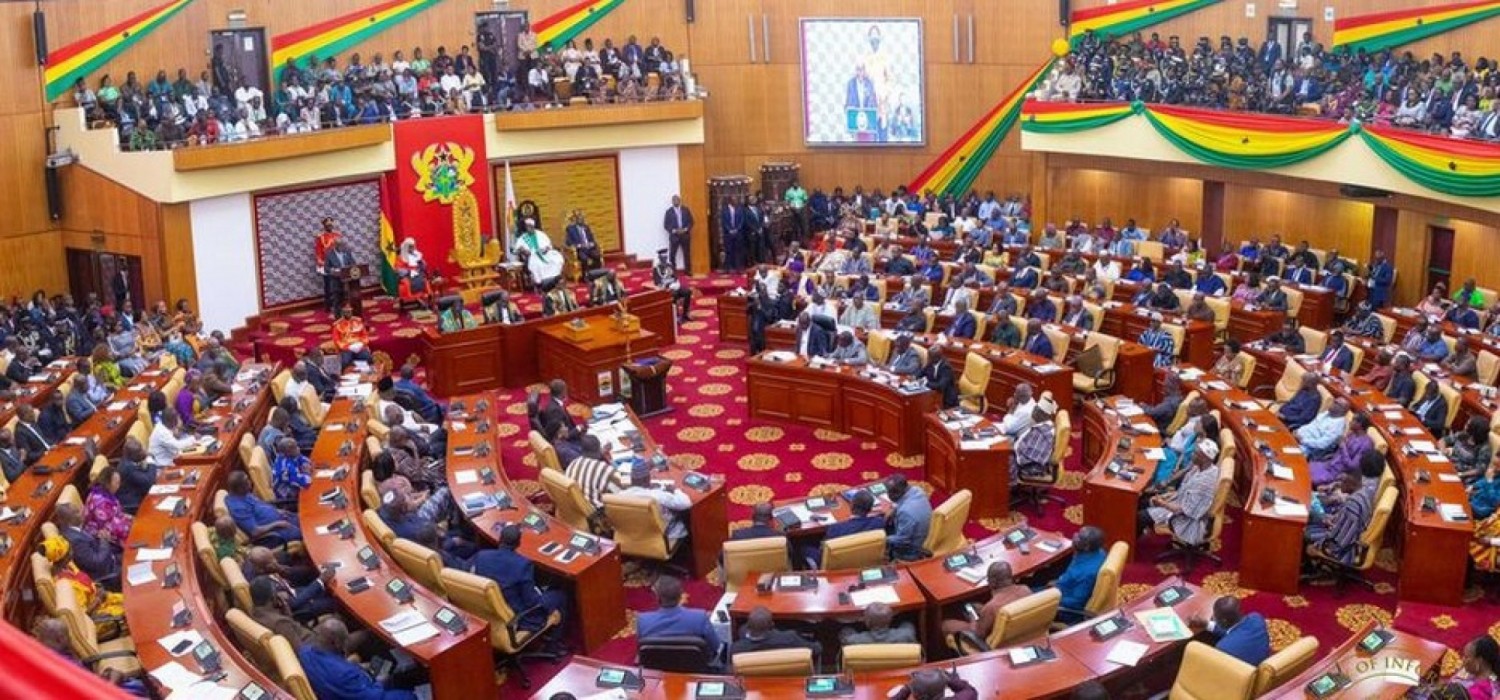 Ghana :  Constitution, propositions d'amendements pour des limites à 277 députés et 25 ministres, taxe pour le Président