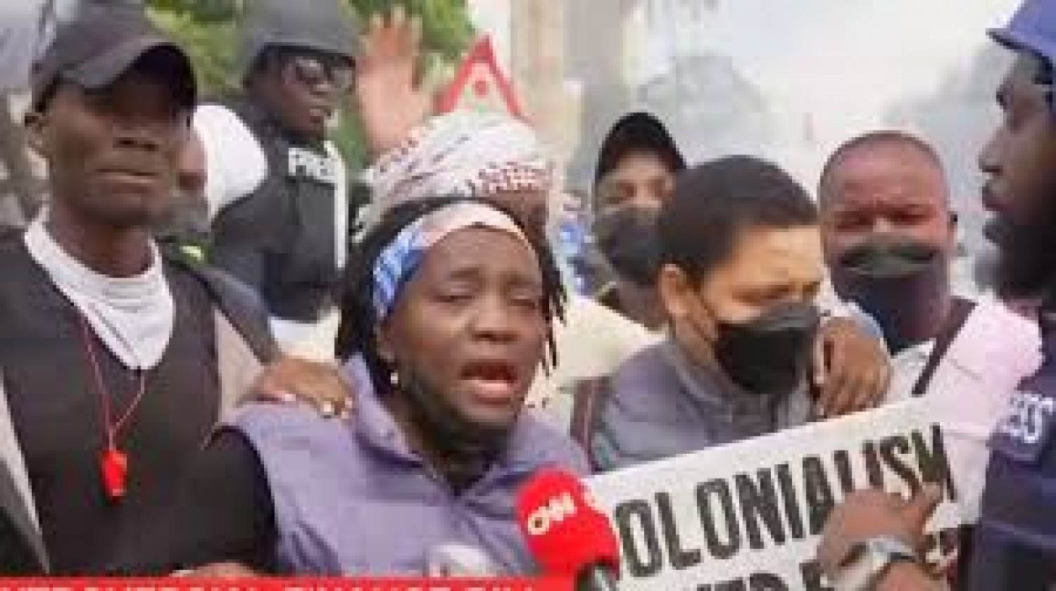 Kenya : Manifestation meurtrière à Nairobi, la sœur d'Obama reçoit du gaz lacrymogène en pleine interview