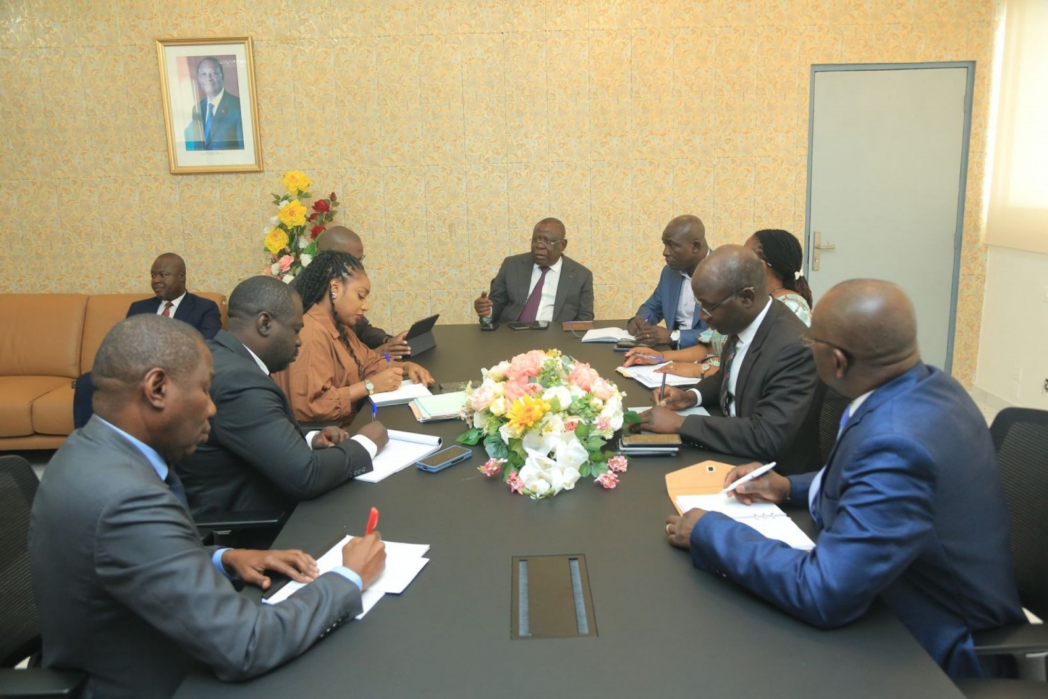 Côte d'Ivoire : Bacongo discute avec un cabinet  pour examiner les plans de  rénovation de l'hôtel du District et d'aménagement des alentours de la gare Sotra d'Adjamé