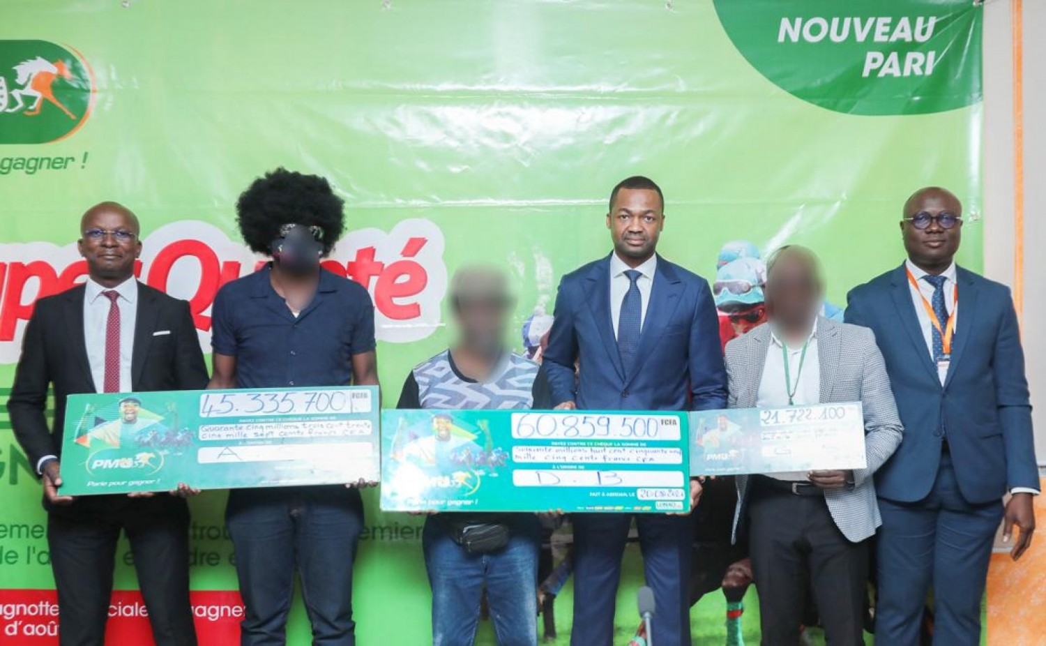 Côte d'Ivoire : LONACI, 3 heureux gagnants du PMU reçoivent leurs chèques d'un coût cumulé de près de 128 millions de FCFA des mains du DGA de l'entreprise