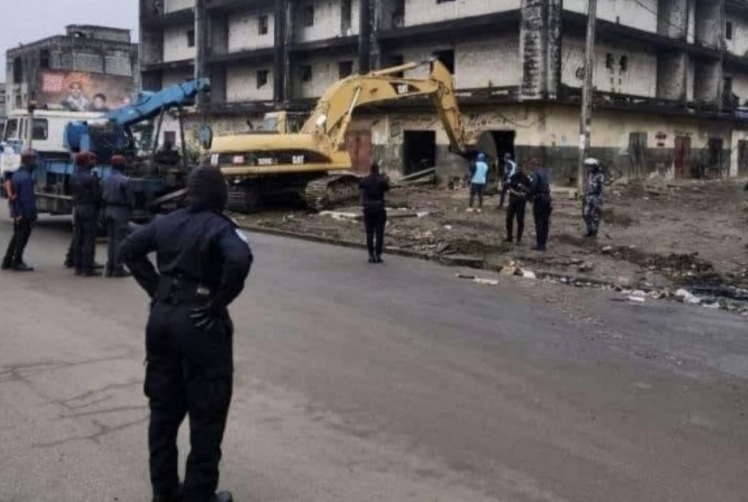 Côte d'Ivoire : Malgré la résistance des occupants, l'expulsion des ferrailleurs de la casse d'Abobo-Anador a démarré et pourrait durer plusieurs semaines