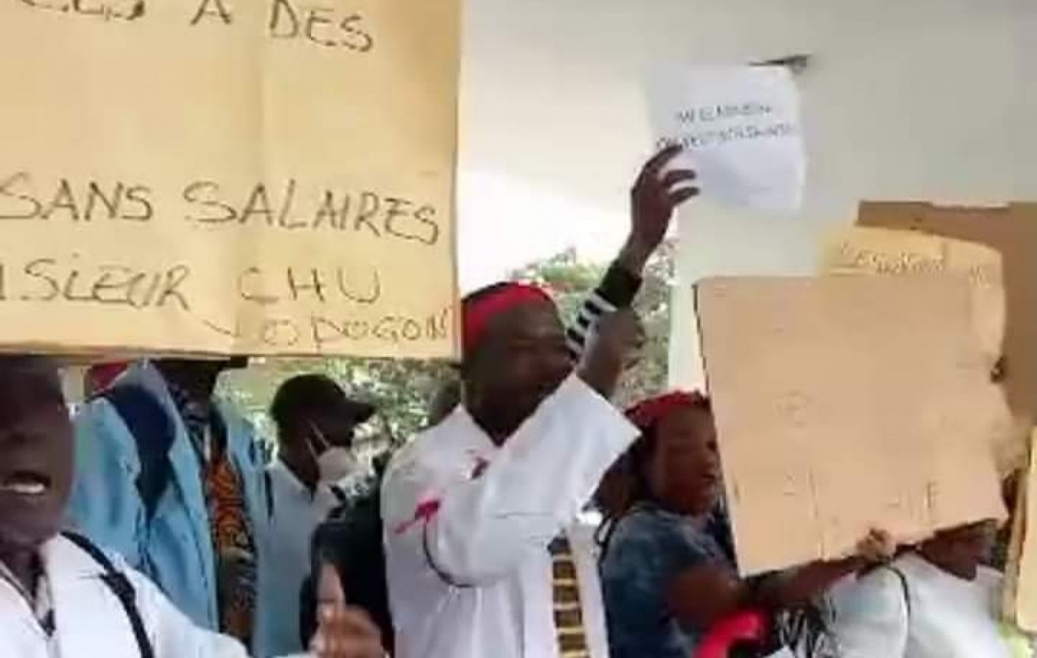 Côte d'Ivoire : Yopougon, manifestation des agents de santé contractuels du CHU pour réclamer 15 mois d'arriérés de salaire