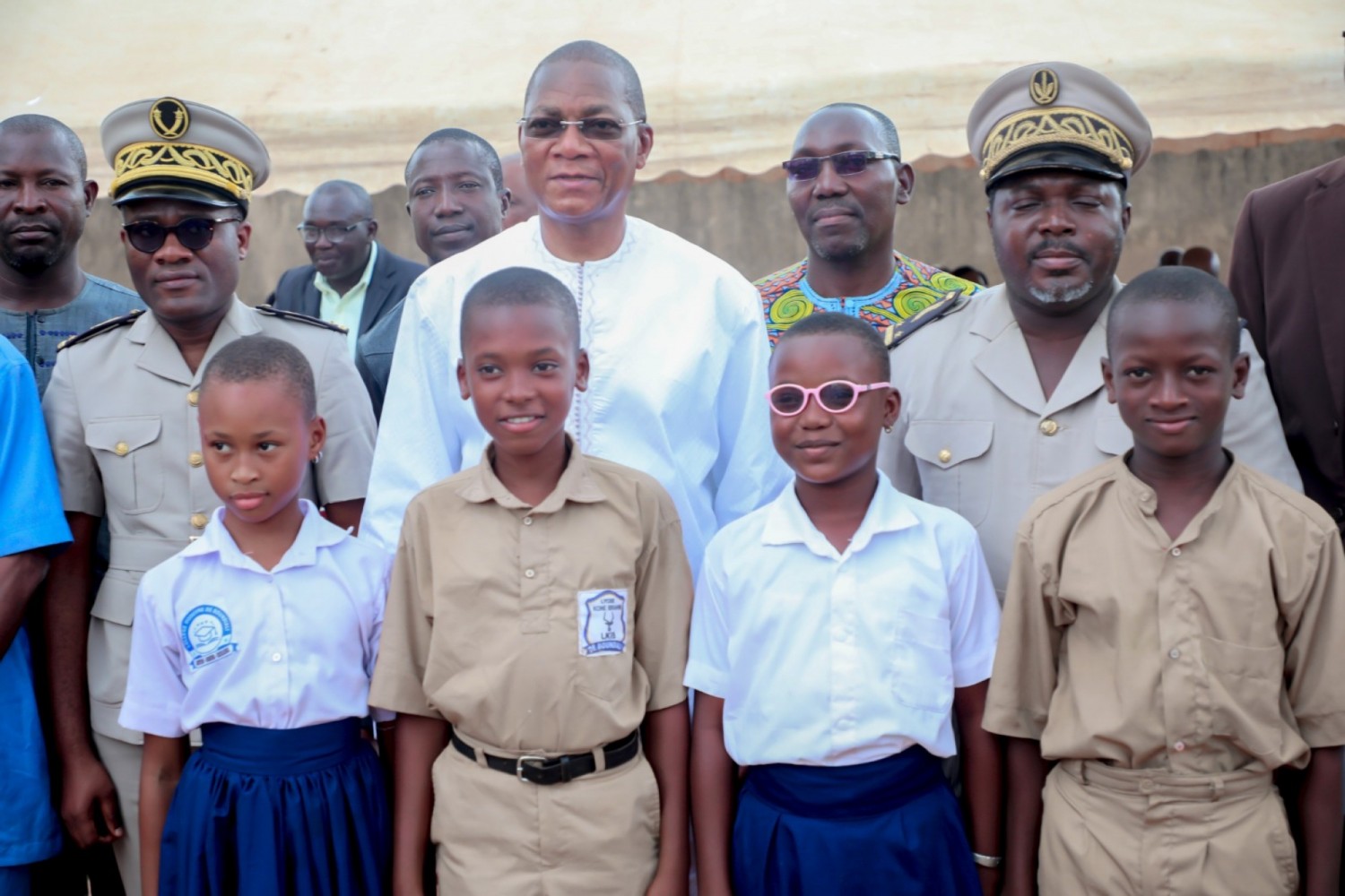 Côte d'Ivoire : Soutien à l'éducation dans la région de la Bagoué, Bruno Koné offre 400 tables-bancs aux écoles