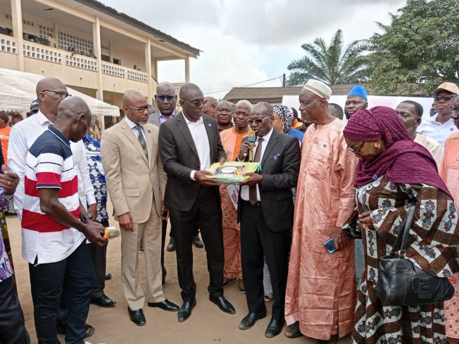 Côte d'Ivoire : Abobo Avocatier, la MATCA fait des dons en vivres et non vivres d'un coût de 6.000.000 FCFA au groupe scolaire M'Ponon