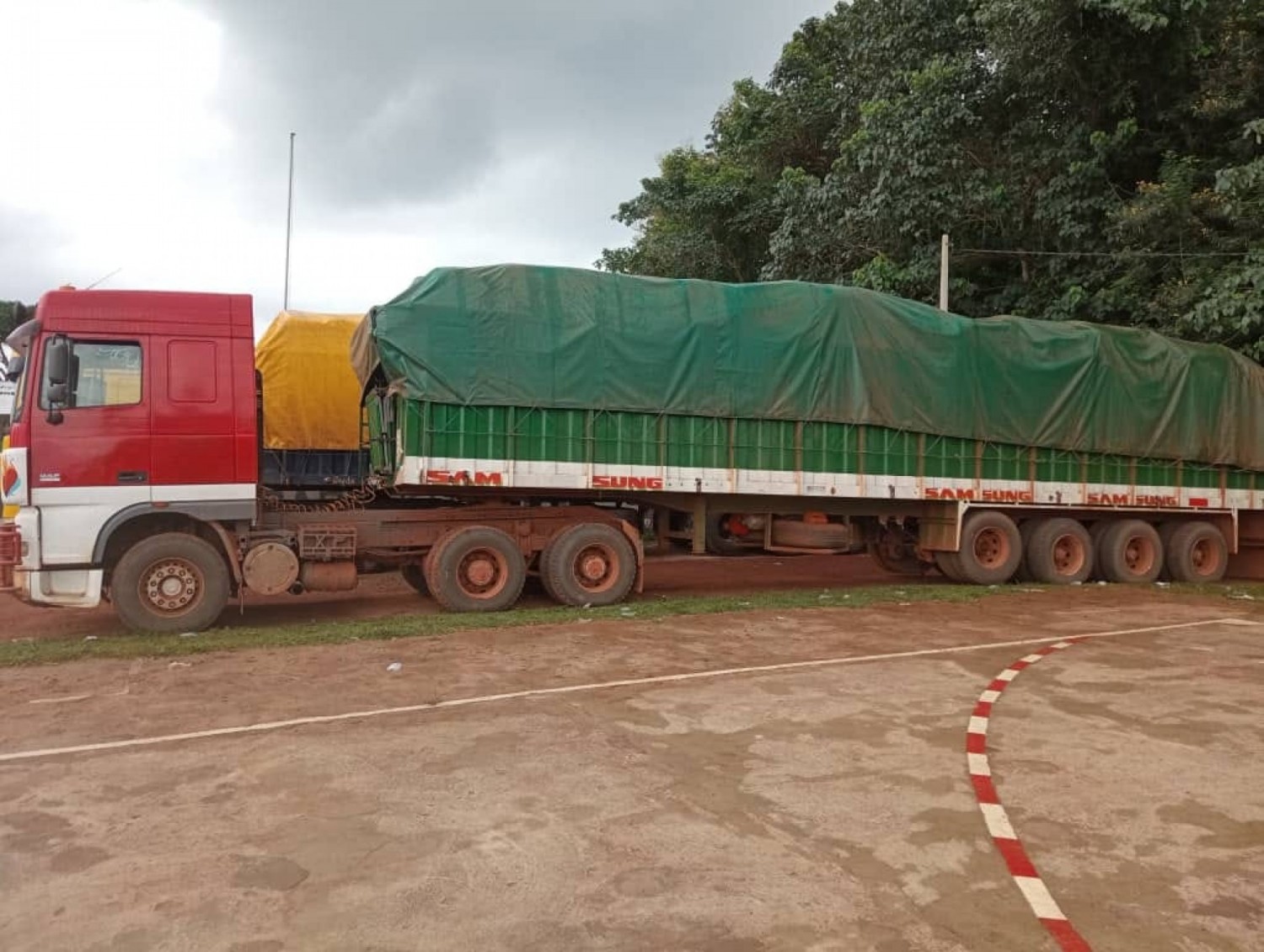 Côte d'Ivoire : Exportation illégale des produits agricoles, la Gendarmerie  intercepte un camion en direction du Ghana transportant 50 tonnes de noix de Cajou