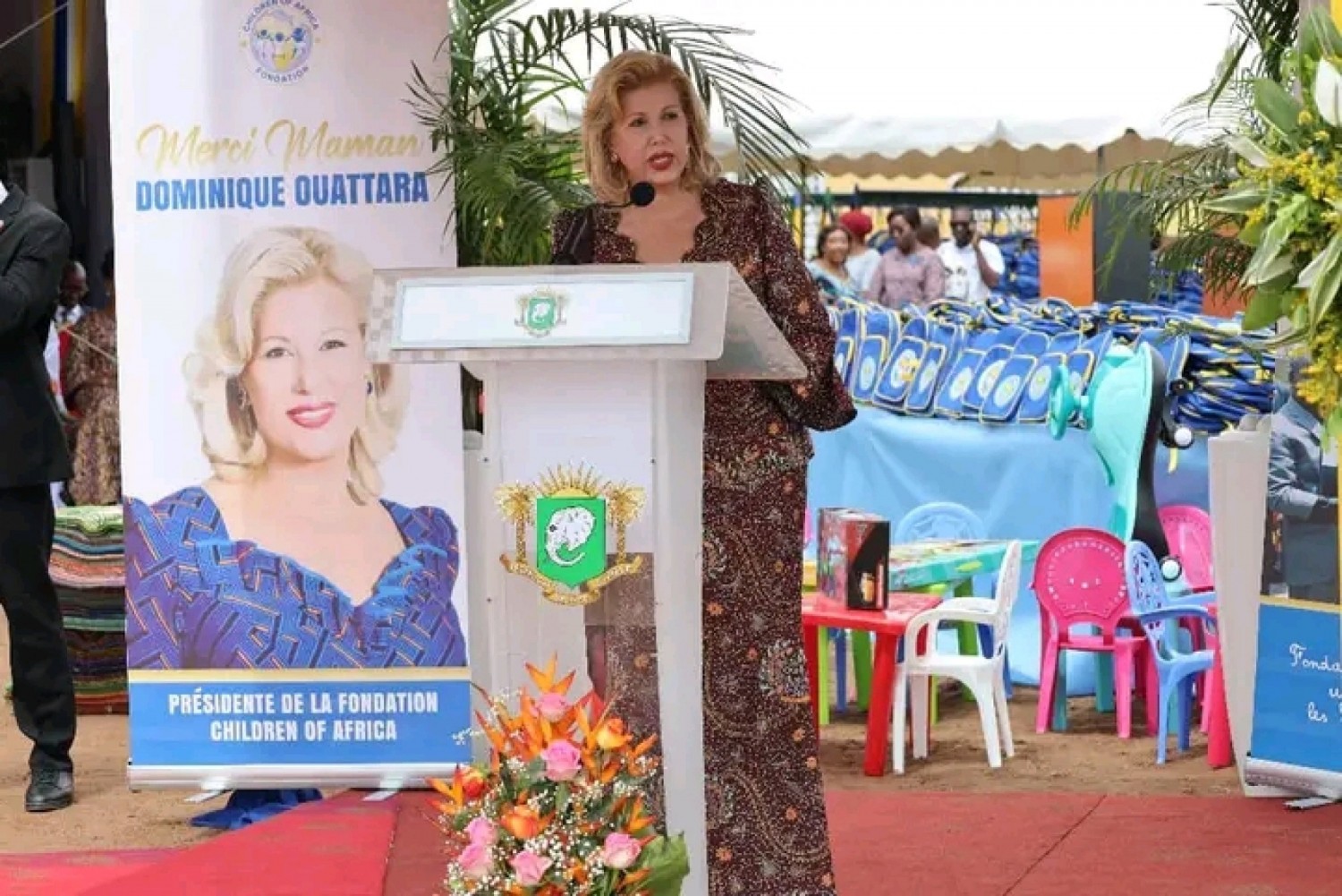 Côte d'Ivoire : À Bouaké, Dominique Ouattara offre 5 000 kits scolaires aux écoliers et félicite Amadou Koné pour la propreté de la ville