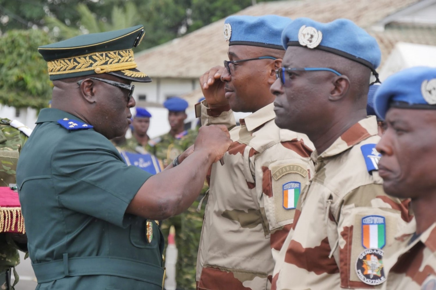 Côte d'Ivoire : 917 personnels militaires rentrés de mission du Mali et de la  Guinée Bissau décorés, le message du Général Lassina Doumbia