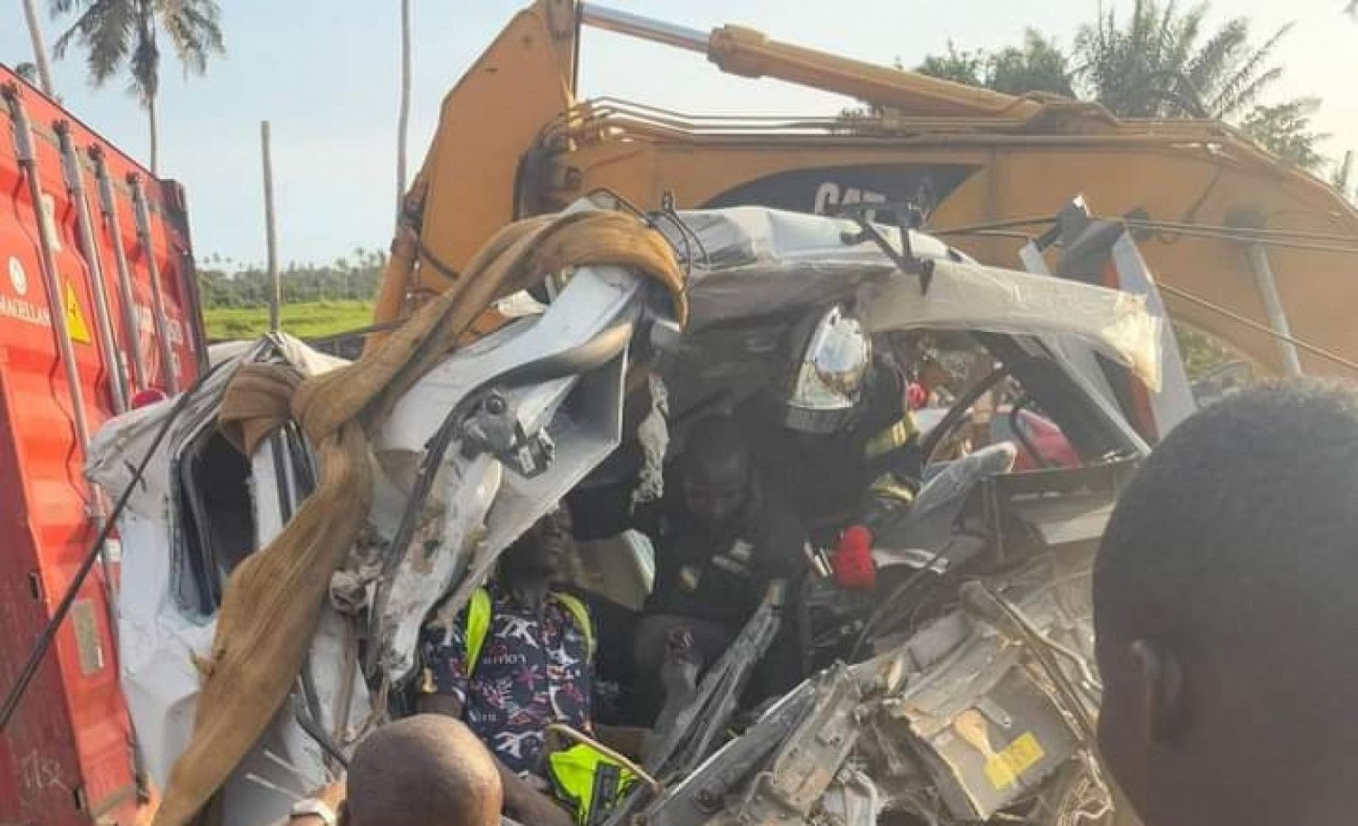 Côte d'Ivoire : Collision spectaculaire entre un camion-remorque et un véhicule particulier à Modeste, trois blessés évacués d'urgence