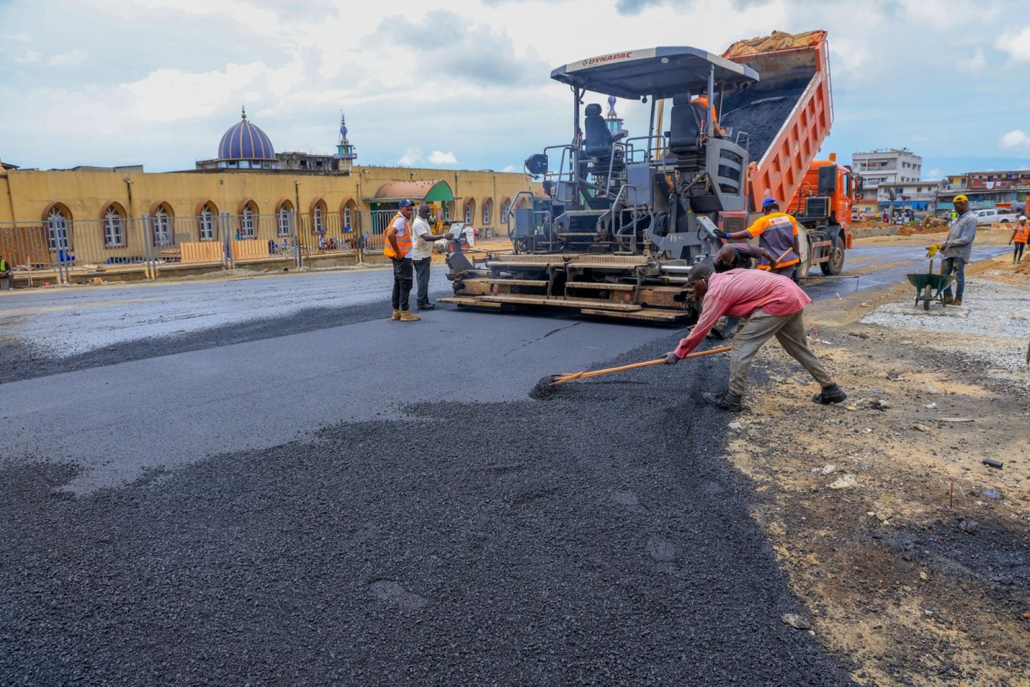 Côte d'Ivoire : Adjamé-Mosquée, des travaux de bitumage en cours ainsi que  la construction d'une fontaine