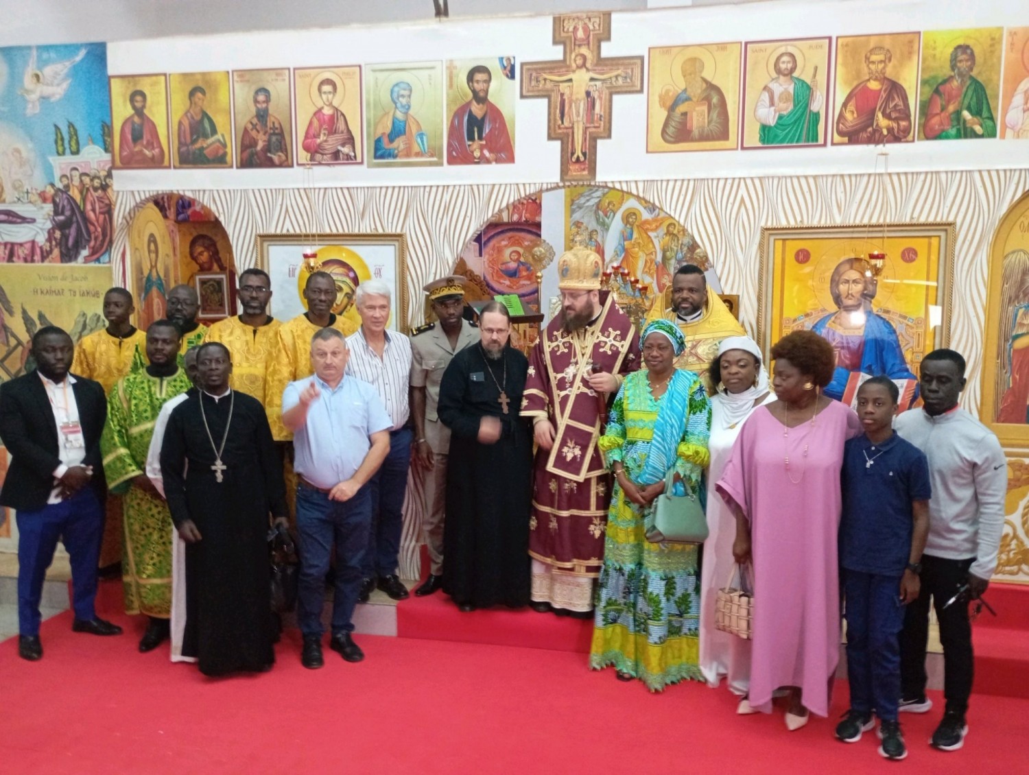 Côte d'Ivoire : Paroisse Orthodoxe Résurrection de Bingerville, la communauté prie pour la paix lors d'une divine liturgie