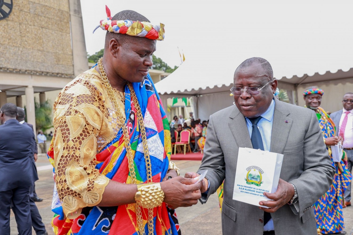 Côte d'Ivoire : Un contrat d'assurance maladie et un téléphone portable remis  à chacun des 95 chefs traditionnels Atchan et Akyé d'Abidjan, ce que Bacongo a dit