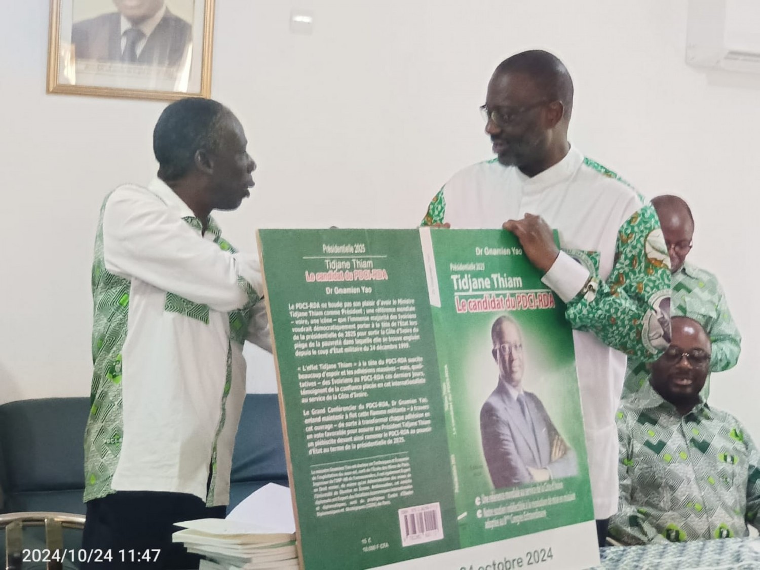 Côte d'Ivoire : Présidentielle 2025, Tidjane Thiam reçoit son «  livre de campagne » écrit par Gnamien Yao