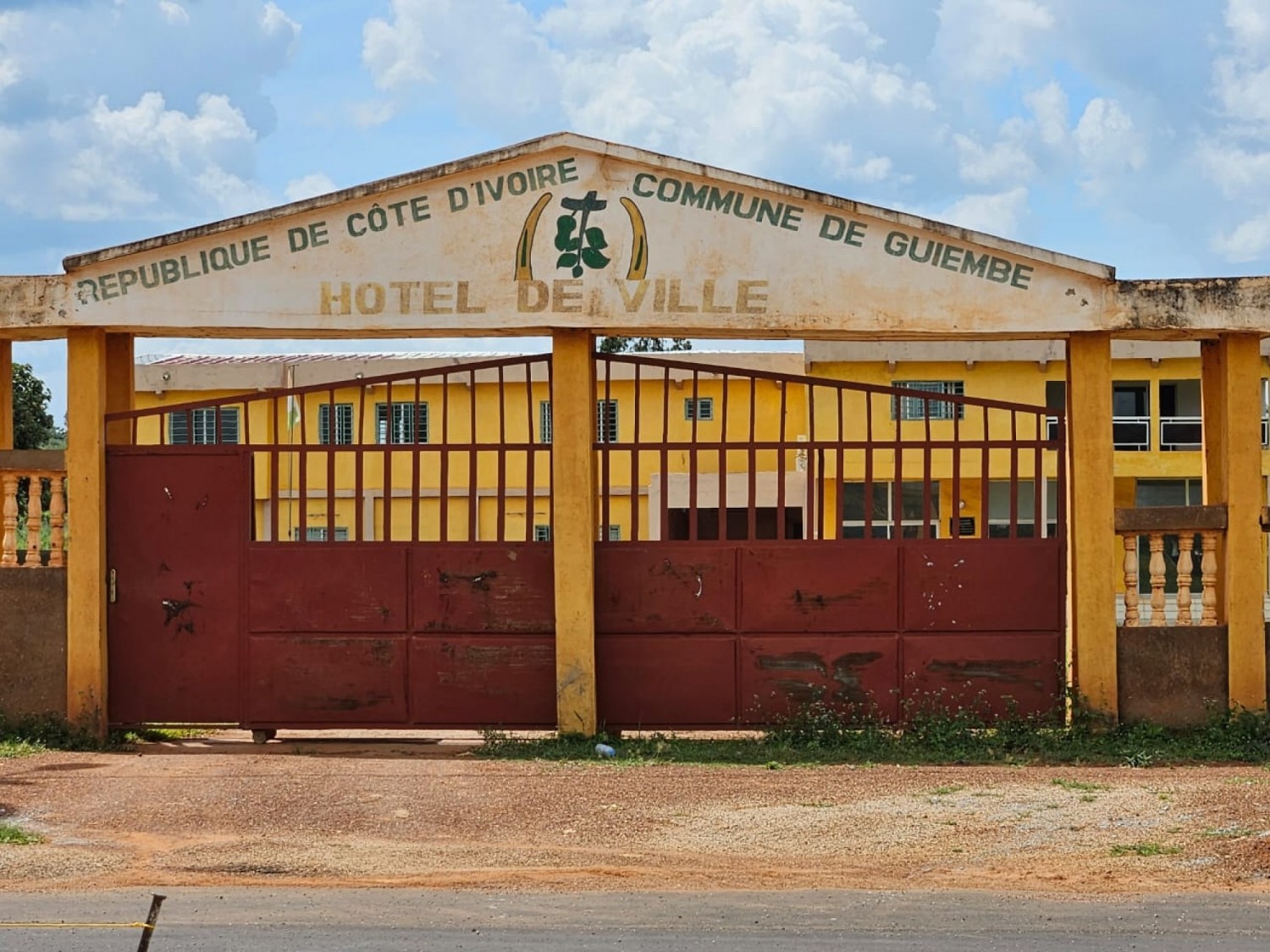 Côte d'Ivoire : Guiembé, la mairie contrainte de délocaliser ses services en raison de la fissuration de son bâtiment, 10 projets lancés pour l'amélioration des infrastructures