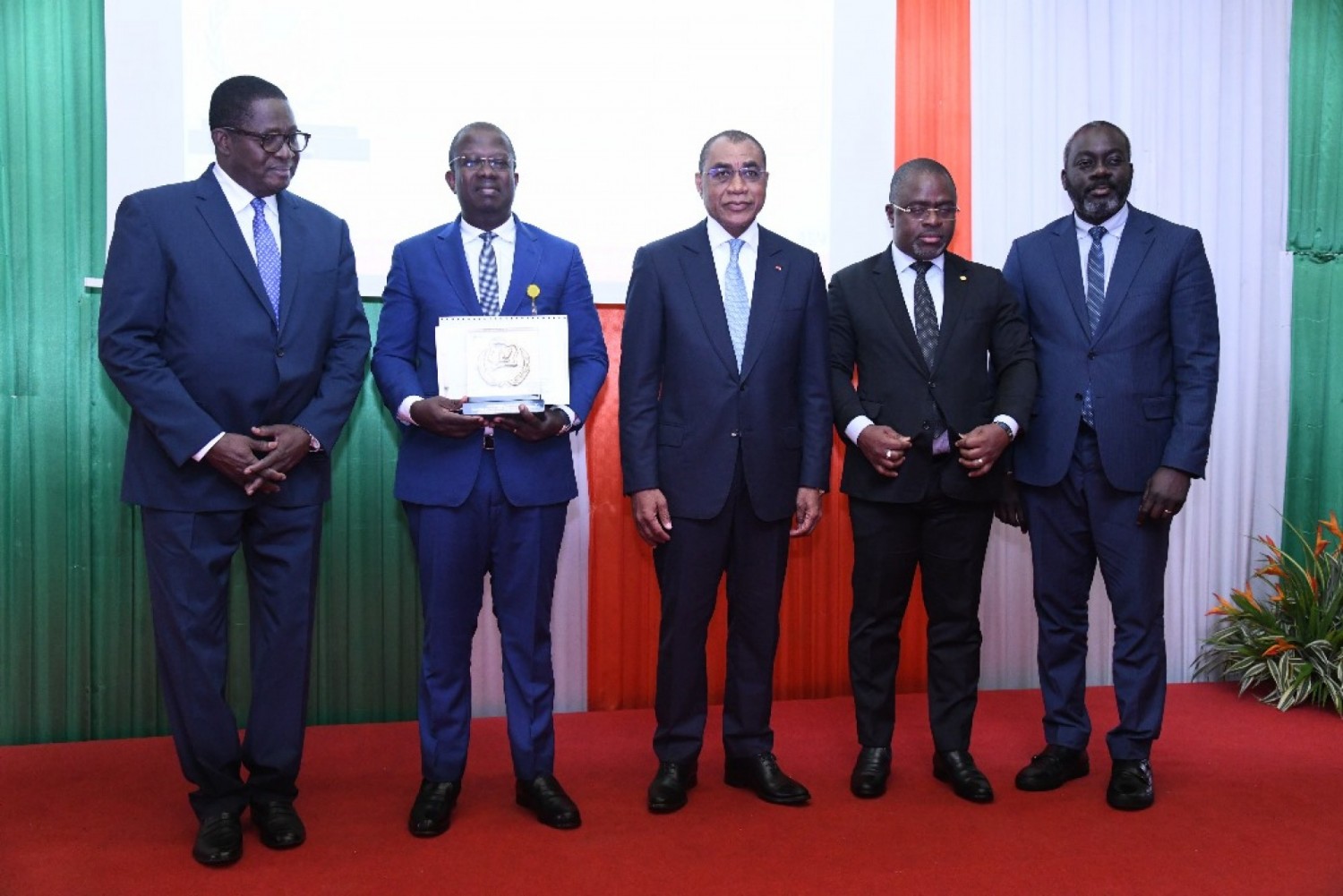 Côte d'Ivoire : Adama Coulibaly célèbre huit de ses collaborateurs classés 2è et 3è lors du Prix national d'excellence 2024 et les encourage à demeurer des modèles pour leurs administrations