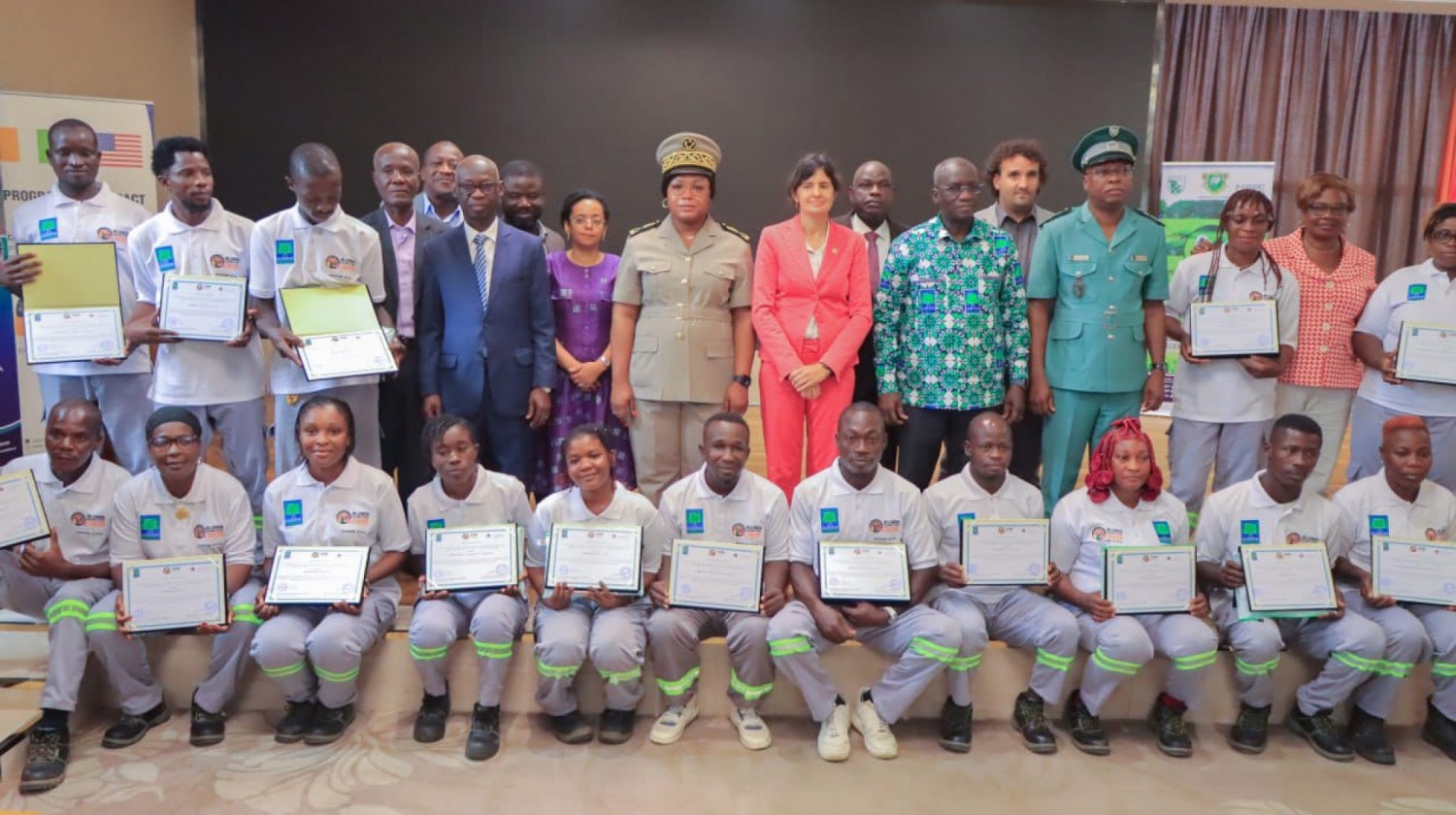 Côte d'Ivoire ; 16 jeunes impactés par le Projet Abidjan Transport Projet (ATP) ont reçu leurs attestations de formation du « Chantier Ecole SODEFOR »