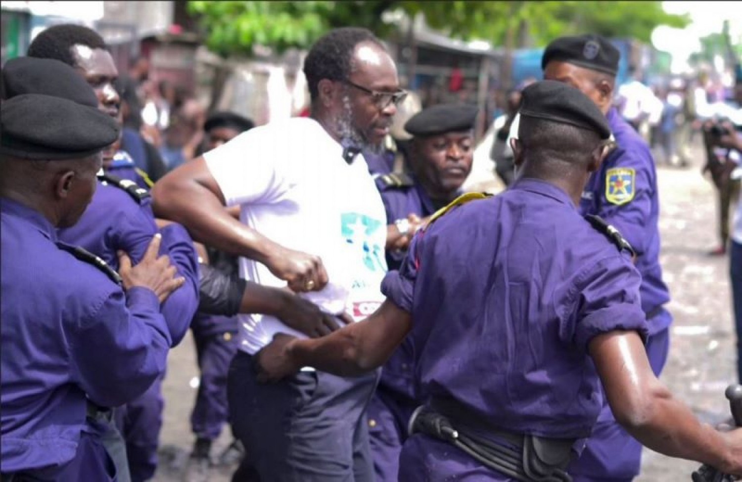 RDC : « Révision de la constitution », Tshisekedi réagit à l'arrestation brutale de l'ex-ministre Delly Sesanga