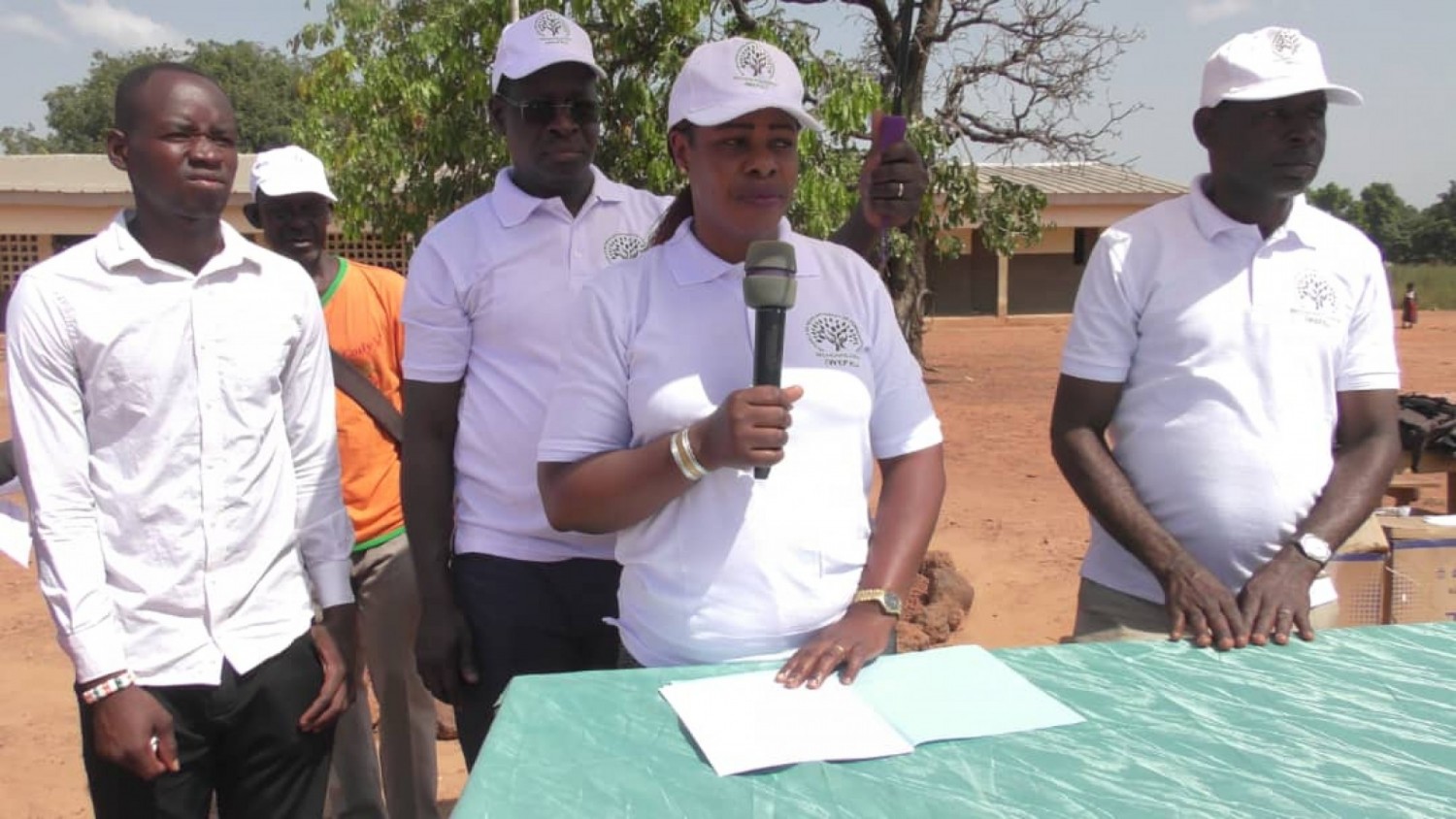 Côte d'Ivoire : Ferké, une mutuelle de hauts cadres offre des kits scolaires à plusieurs centaines d'écoliers