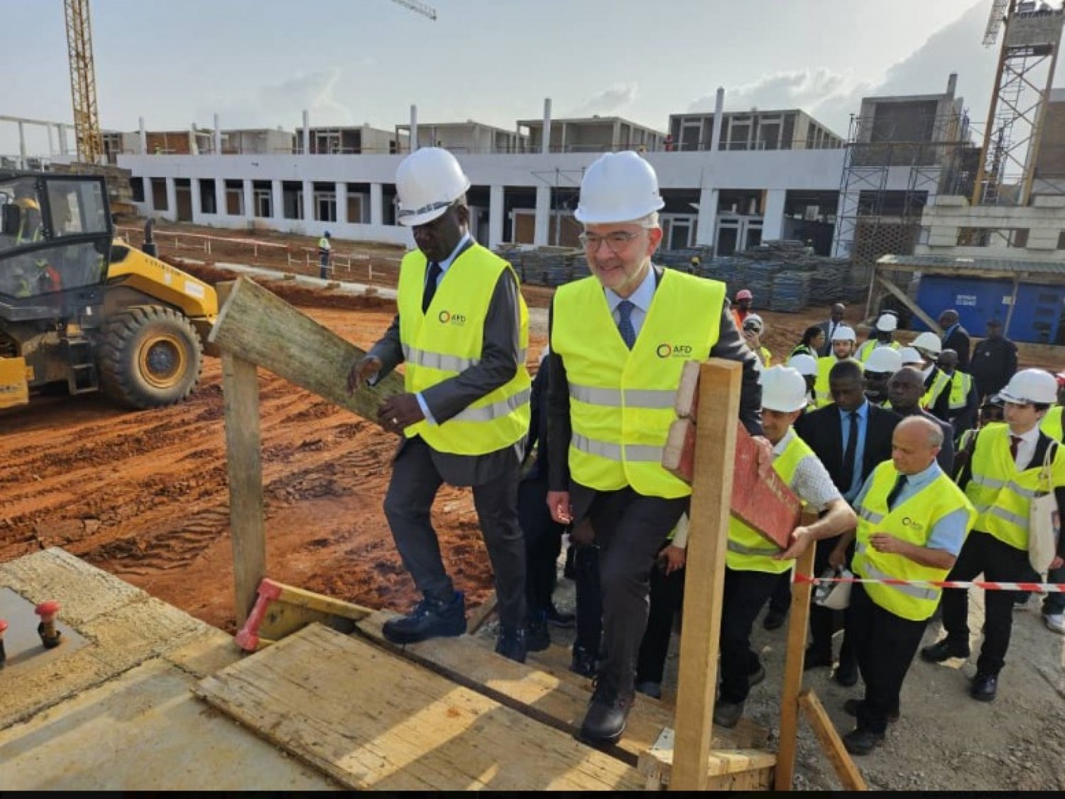 Côte d'Ivoire : L'AFD et Pierre Moscovici visitent  les projets du marché et du BRT  dans la commune de Yopougon