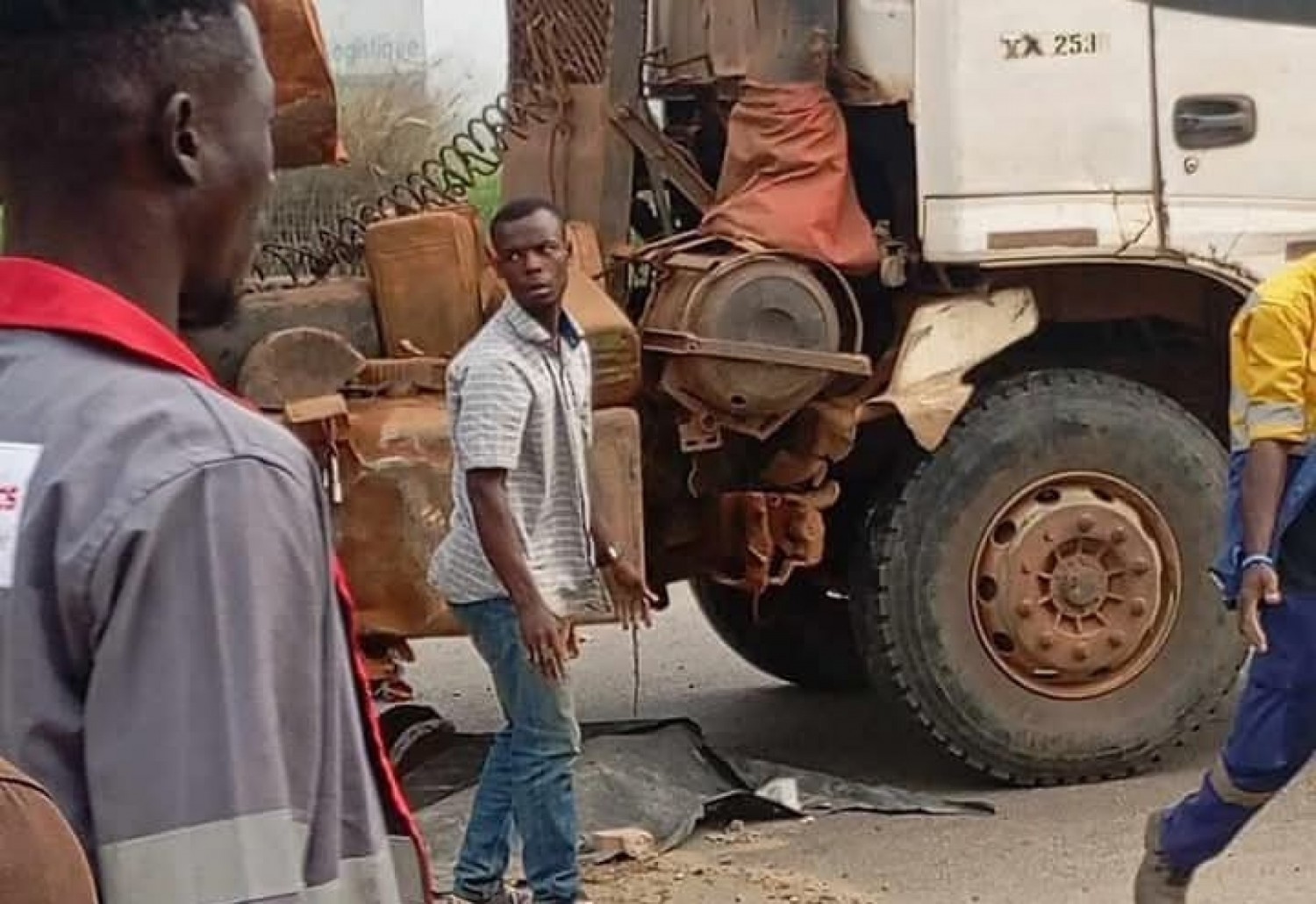 Côte d'Ivoire : Tragédie sur l'autoroute du nord, un grumier percute mortellement un conducteur de moto