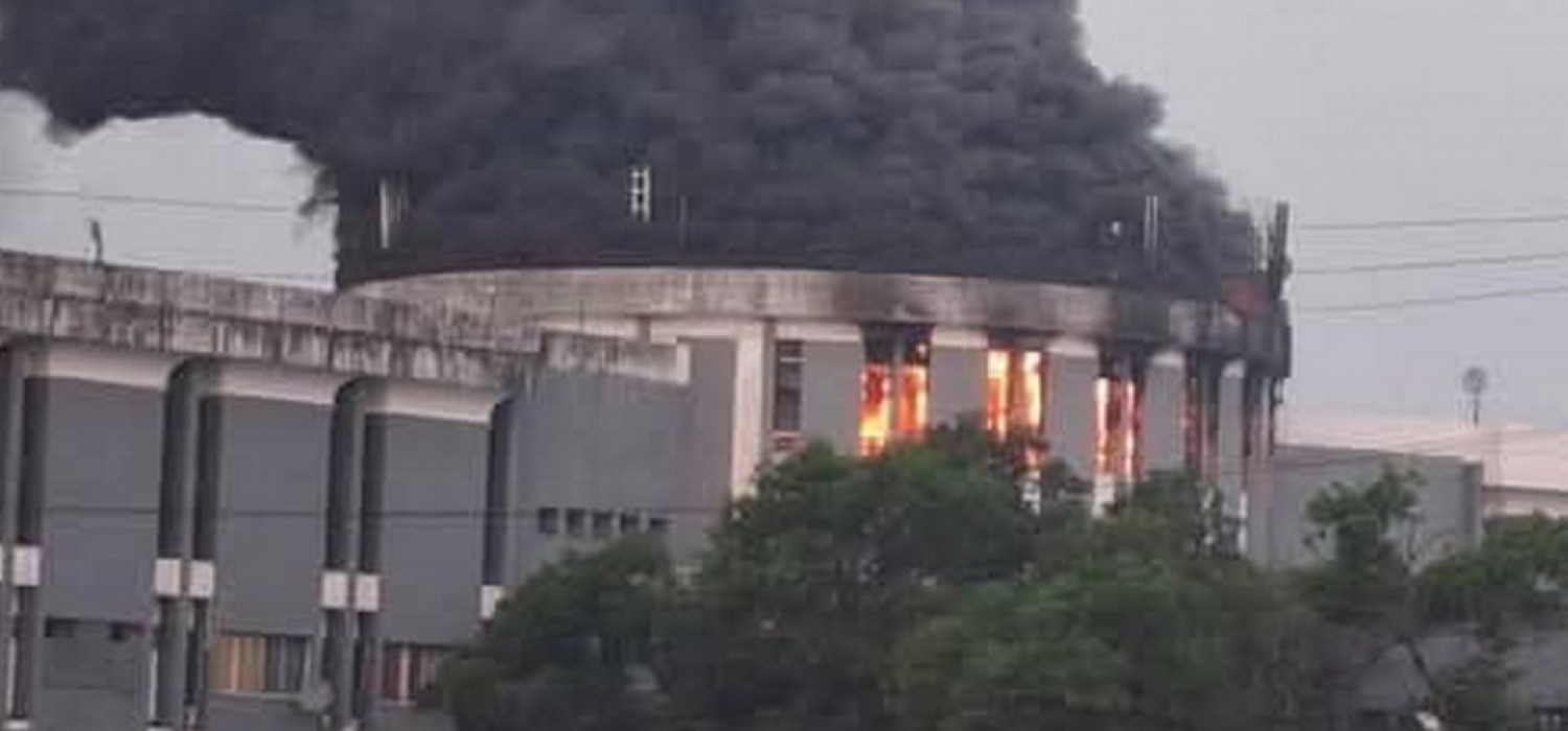 Liberia :  Le siège de l'Assemblée nationale en feu à Monrovia