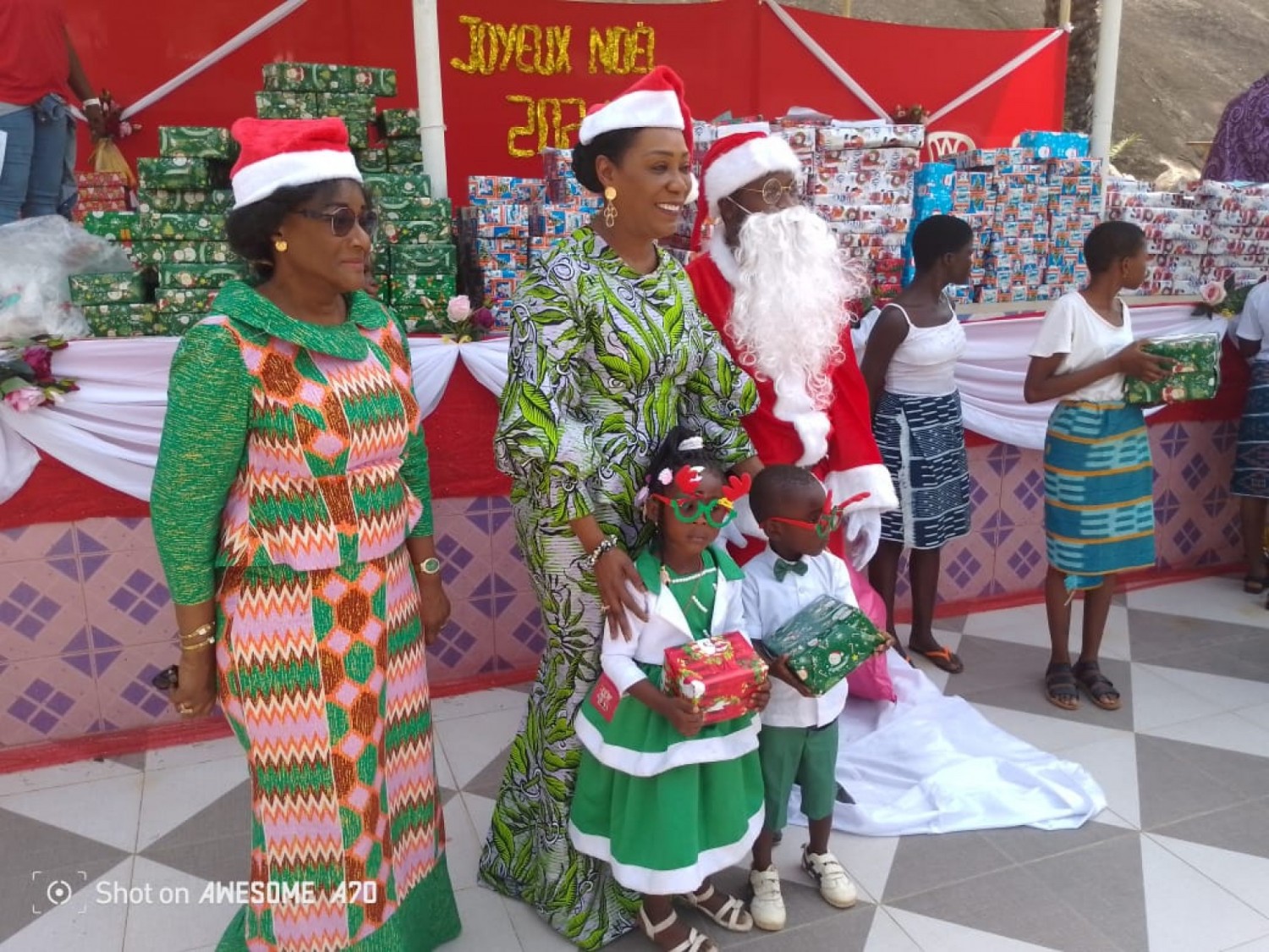 Côte d'Ivoire : Promotion de l'excellence à Raviart, l'épouse de Jeannot Ahoussou célèbre les 550 meilleurs élèves de la Sous-préfecture à travers un arbre de noël