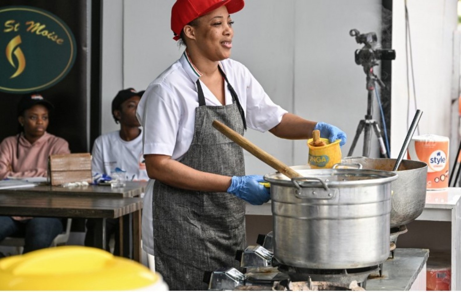 Côte d'Ivoire : La cheffe  Zeinab Bancé a interrompu son marathon culinaire après 131 heures et 30 minutes de cuisine