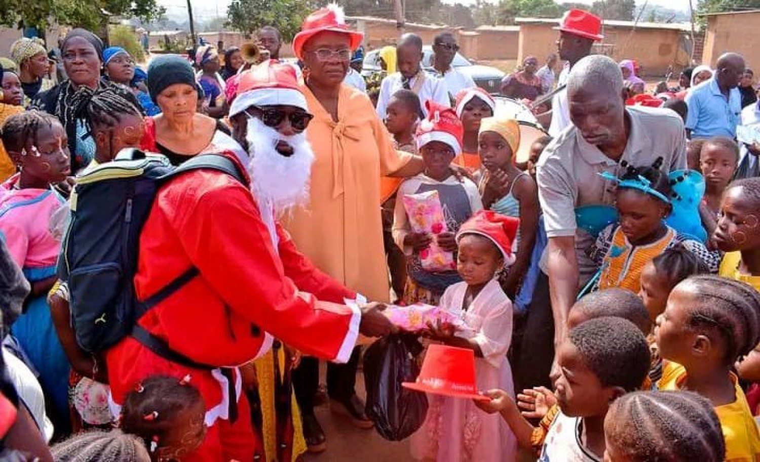 Côte d'Ivoire : Bouaké, pour éviter un détournement, la 4e vice-présidente du Conseil Régional distribue personnellement des cadeaux aux enfants