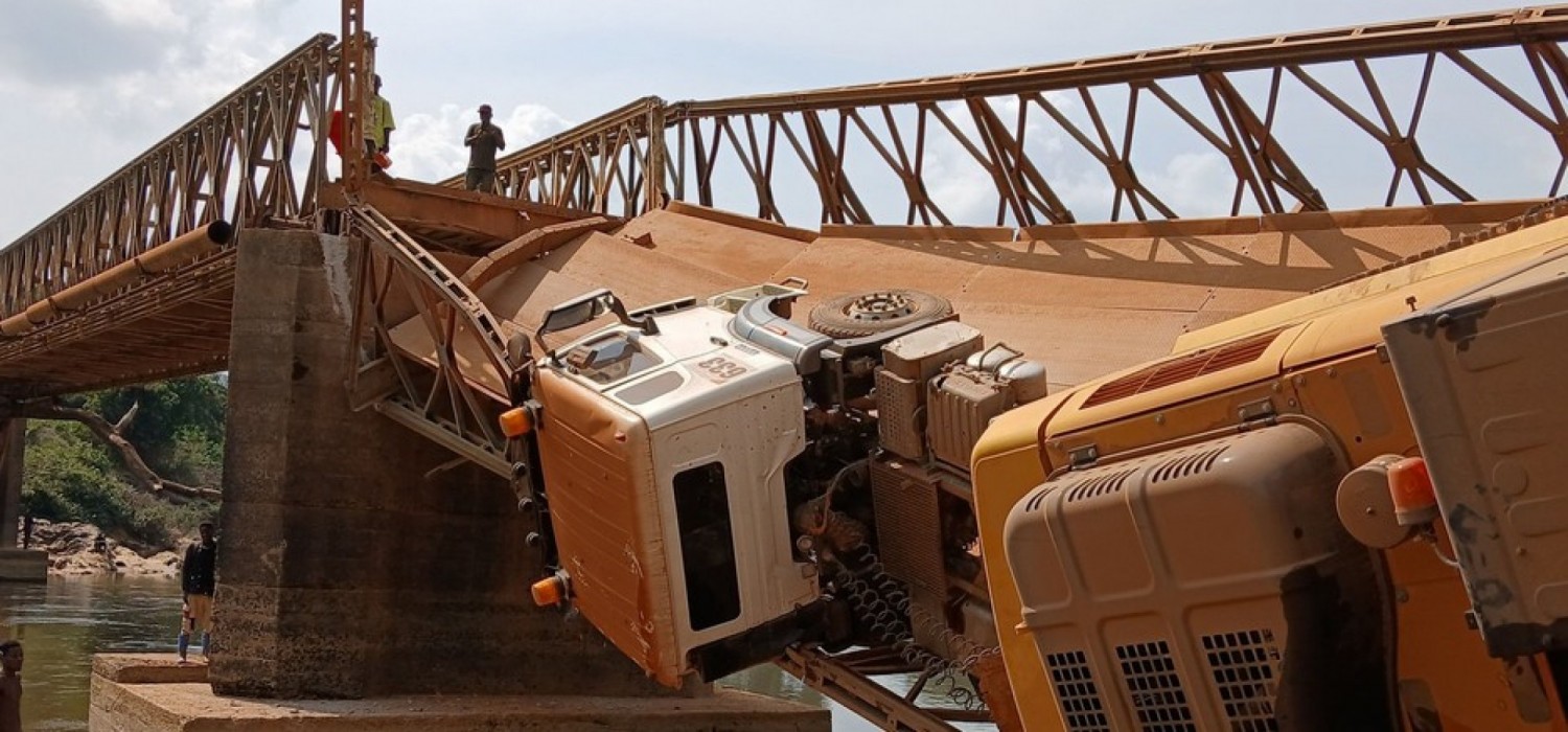 Liberia :  Le pont ITI effondré avec un camion porteur