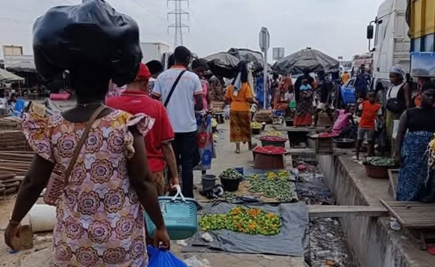 Côte d'Ivoire : Yopougon-Siporex, une route rénovée, mais envahie par le désordre urbain, à qui la faute?