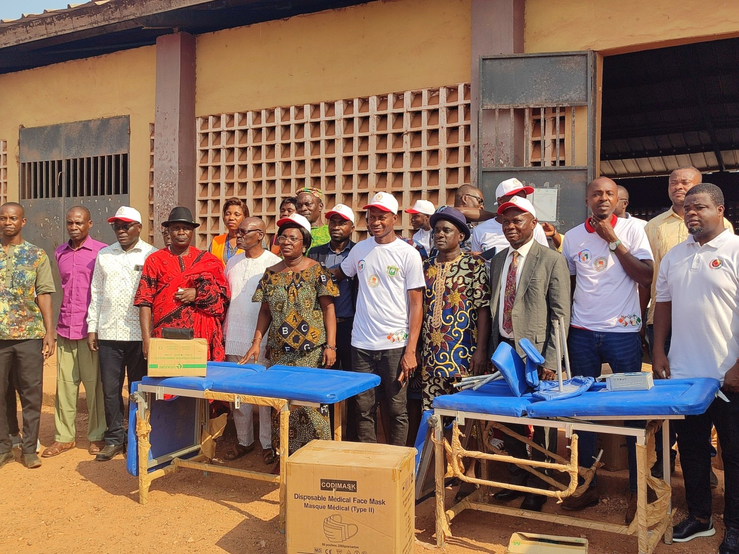 Côte d'Ivoire : Yakassé-Mé, Pierre Dimba offre 3 lits d'accouchement au Centre de santé urbain, l'Association Diaspora fait un don de sang et plaide pour la réhabilitation et l'équipement du CSU