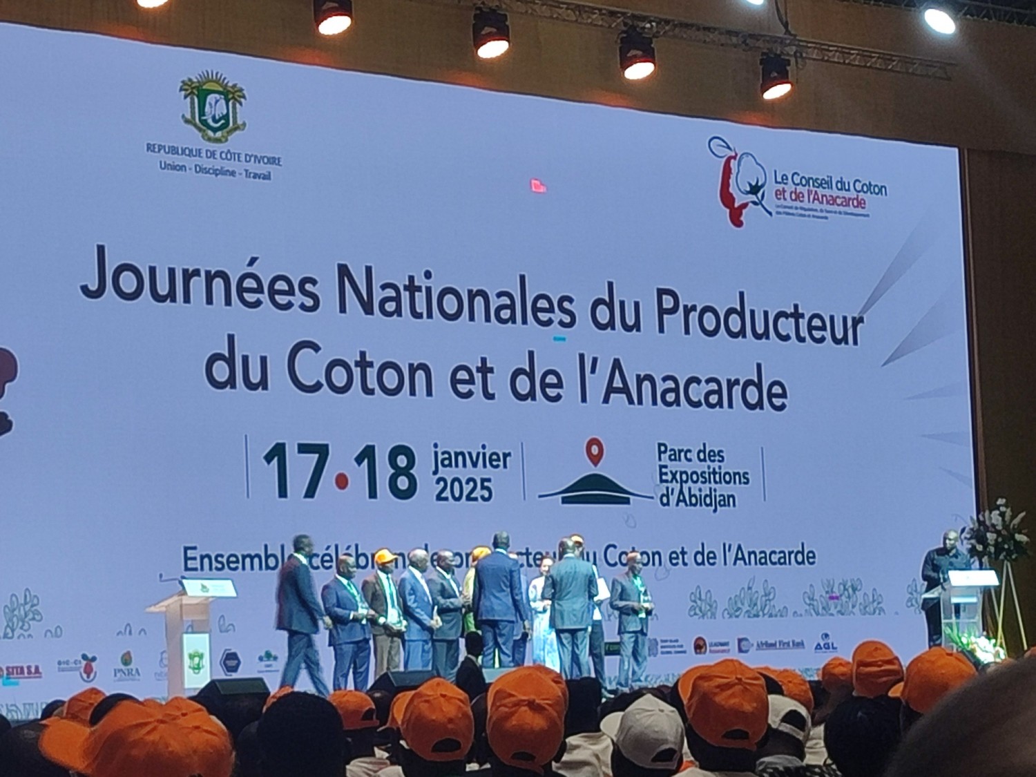 Côte d'Ivoire : Anacarde, Adjoumani met en garde les acheteurs contre le non respect du prix bord champ fixé à 424 Fcfa, cinq protocoles d'accord signés lors des JNPCA