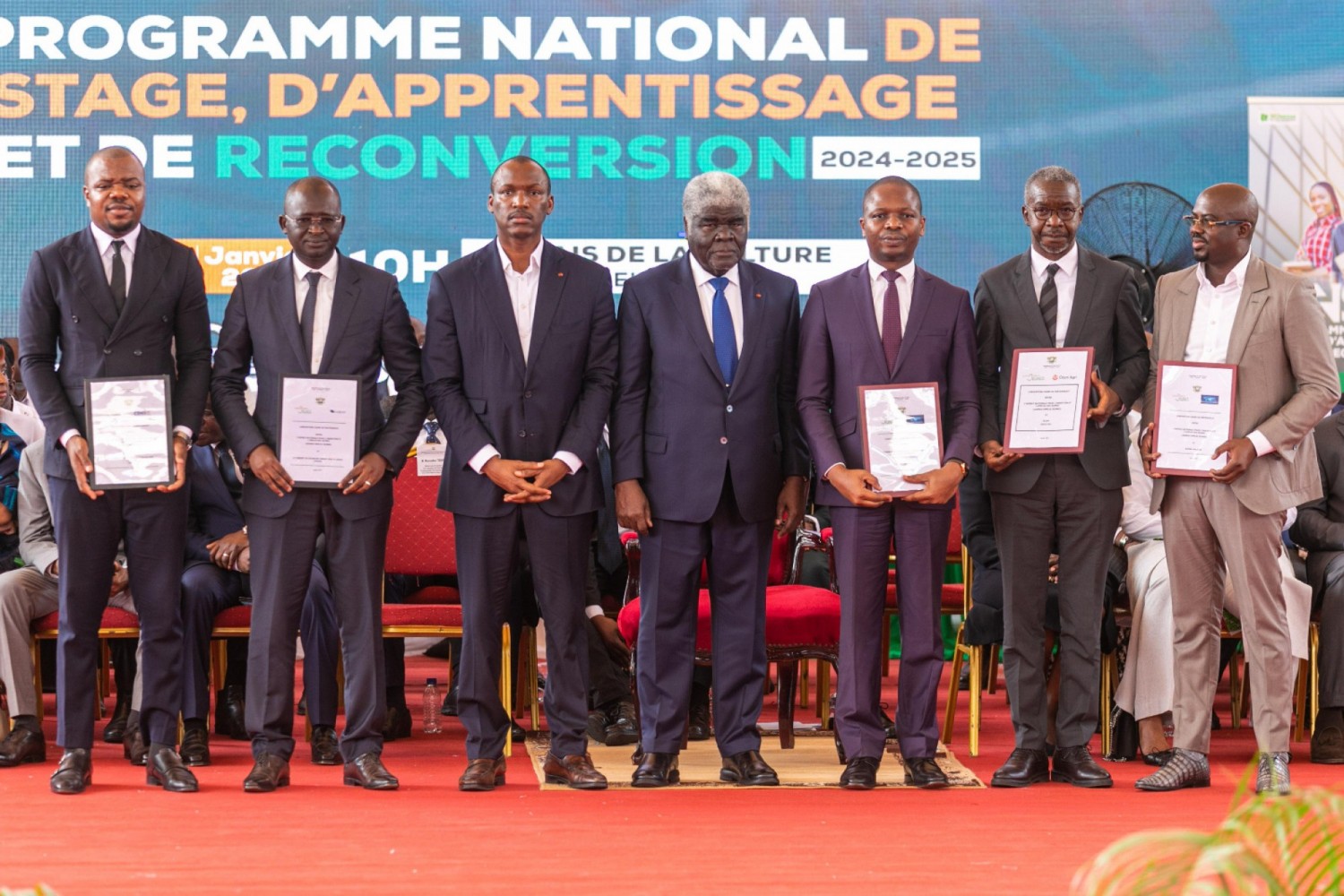 Côte d'Ivoire : Des entreprises s'engagent avec l'Agence Emploi Jeunes à offrir des stages à plus de 17.000 diplômés en présence du P.M Mambé