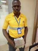 Côte d'Ivoire : Yamoussoukro, un vigile d'une banque ramasse un s...