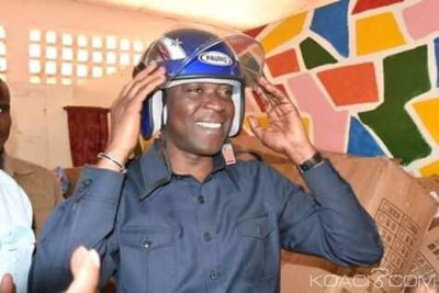 Côte d'Ivoire : Pour leur sécurité sur les routes,  un millier de casques offert aux moto-taxis de Bouaké par le ministre Amadou Koné