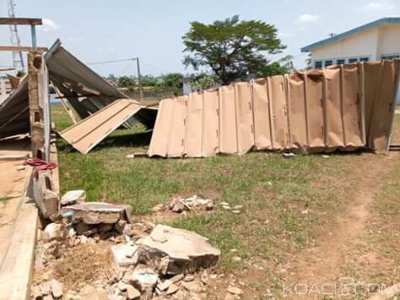 Côte d'Ivoire : Daoukro, suite à  un vent violent, la toiture d'un bà¢timent de l'hôpital décoiffée