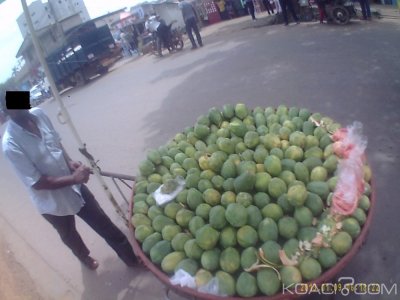 Cameroun : Il gagne sa vie en vendant des fruits sur un pousse-pousse à  travers Yaoundé