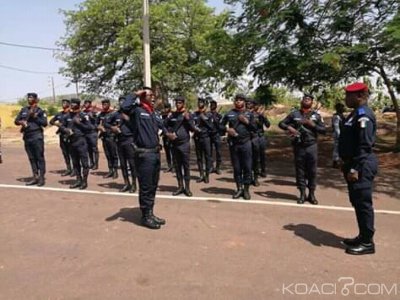 Côte d'Ivoire : À la 4ème légion de la gendarmerie dans le Poro, le Gl Alexandre Apalo Touré réceptionne une ambulance