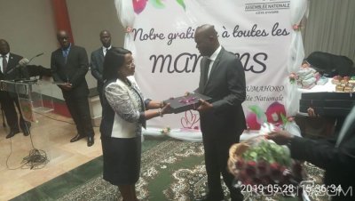 Côte d'Ivoire : Assemblée nationale, des députés femmes et personnel féminin convaincus de l'adoption à  une majorité écrasante de la loi sur  la famille