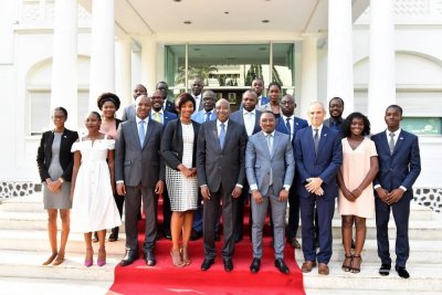 Côte d'Ivoire:  Les 15 jeunes Ivoiriens bénéficiaires du programme de formation Mandela Washington Fellowship reçus par Gon avant leur départ pour les USA