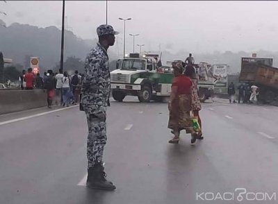 Côte d'Ivoire: La galère des usagers de Yopougon suite à  la chute d'un camion sur l'autoroute