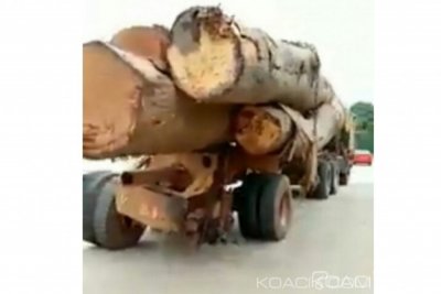 Côte d'Ivoire: Bouaké, malgré ses deux pneus arrière en moins, un grumier traverse la ville avec son chargement