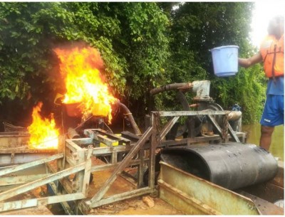 Côte d'Ivoire: Lutte contre l'orpaillage clandestin, la gendarmerie détruit des dragues sur le fleuve Cavally