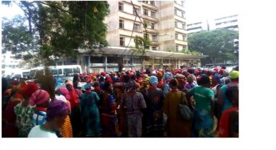 Côte d'Ivoire: Sans salaire depuis des mois, plusieurs femmes balayeuses marchent vers la Présidence au Plateau